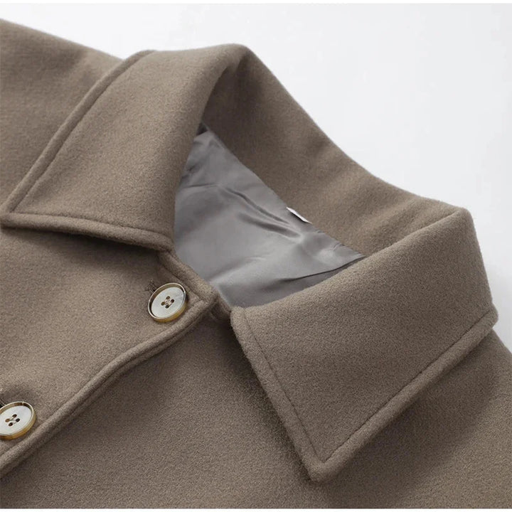 Veste blanche femme à coupe ample, dotée de grands boutons, en mélange de coton léger.