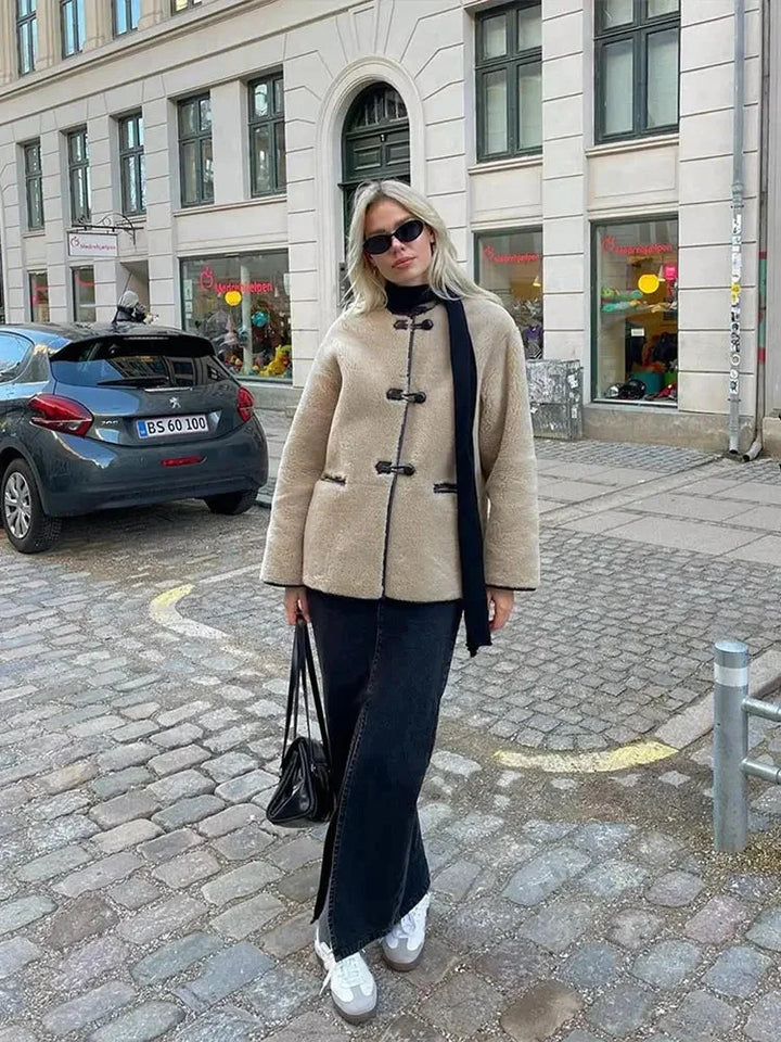 Veste polaire beige femme à boutons, style duffle, en tissu doux, coupe classique pour un confort chaleureux.