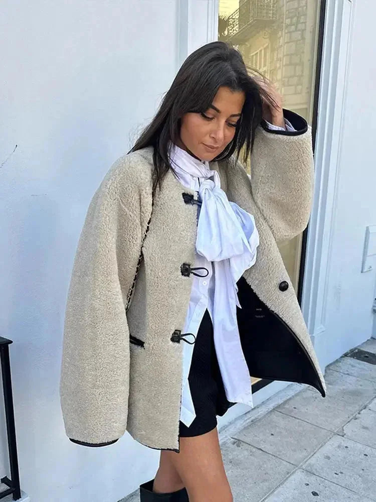 Veste polaire beige femme à boutons duffle, coupe classique et tissu doux pour les journées fraîches.