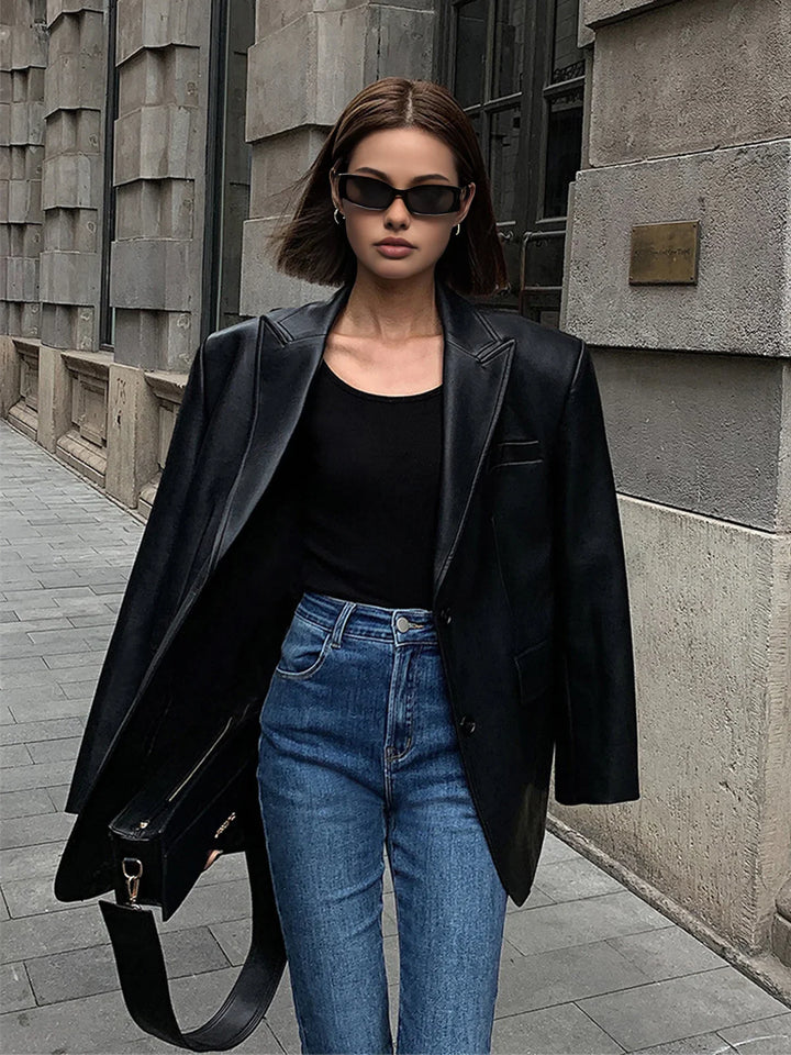Veste surdimensionnée en simili cuir noir avec col large et coupe décontractée.