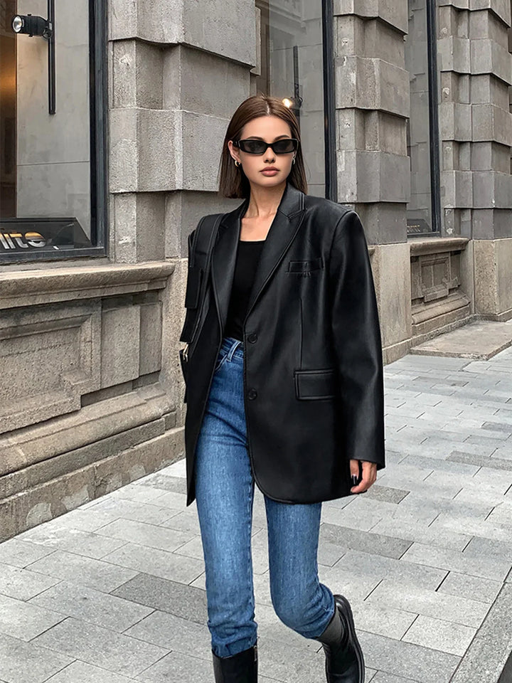 Veste surdimensionnée en simili cuir marron pour femme avec col. Idéale pour un look décontracté.