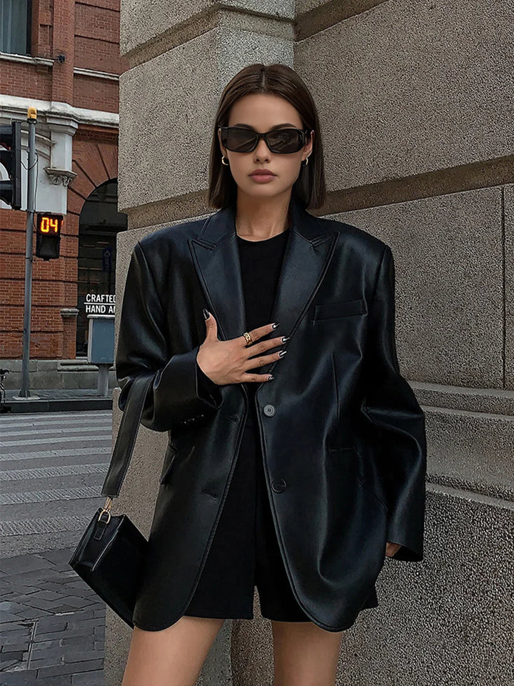 Veste surdimensionnée en simili cuir pour femme avec col, idéale pour un look tendance et moderne.