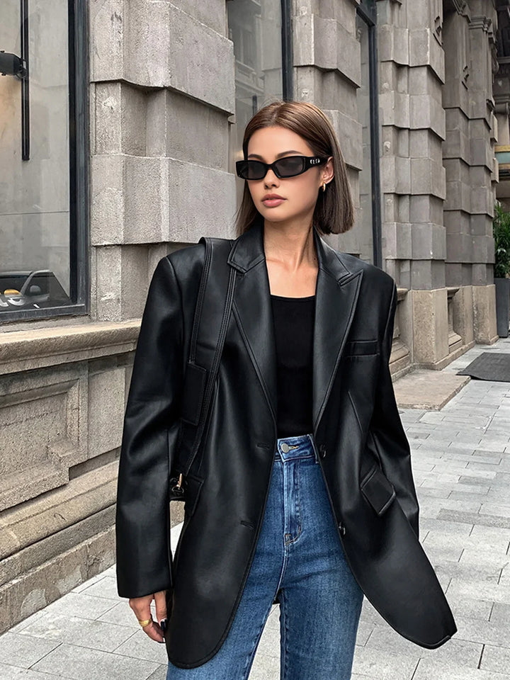 Veste surdimensionnée en simili cuir marron pour femme, avec col, adaptée à des tenues décontractées.