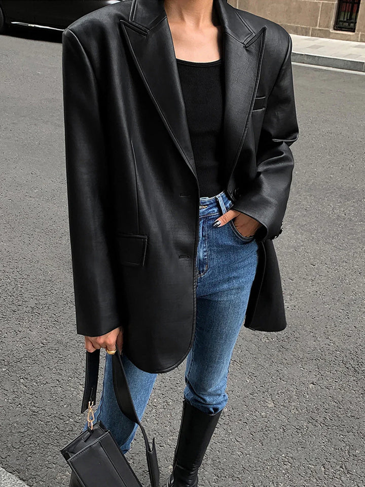Veste surdimensionnée en simili cuir noir avec col et coupe moderne pour un style décontracté.