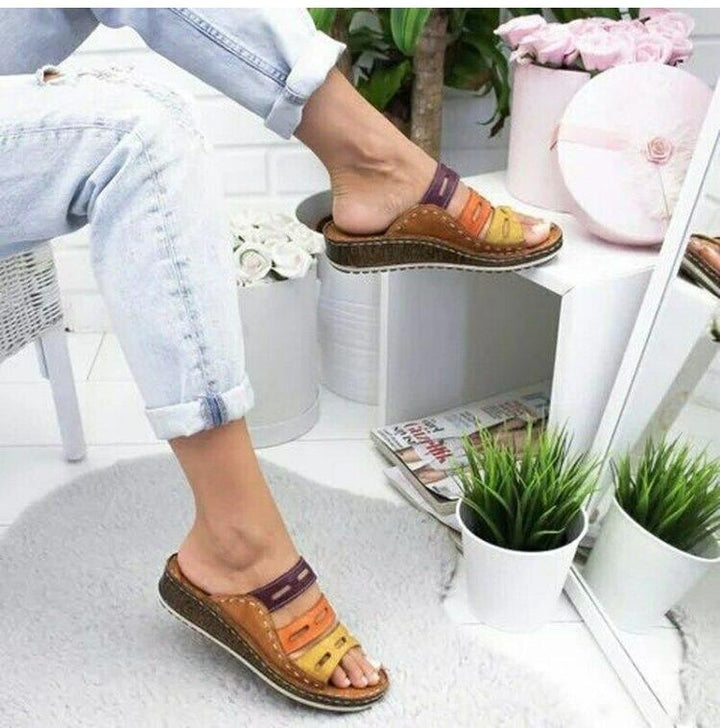 Sandali donna multicolore in pelle, design casual, suola comoda, indossati con jeans chiari. Perfetti per moda estiva e look rilassato.