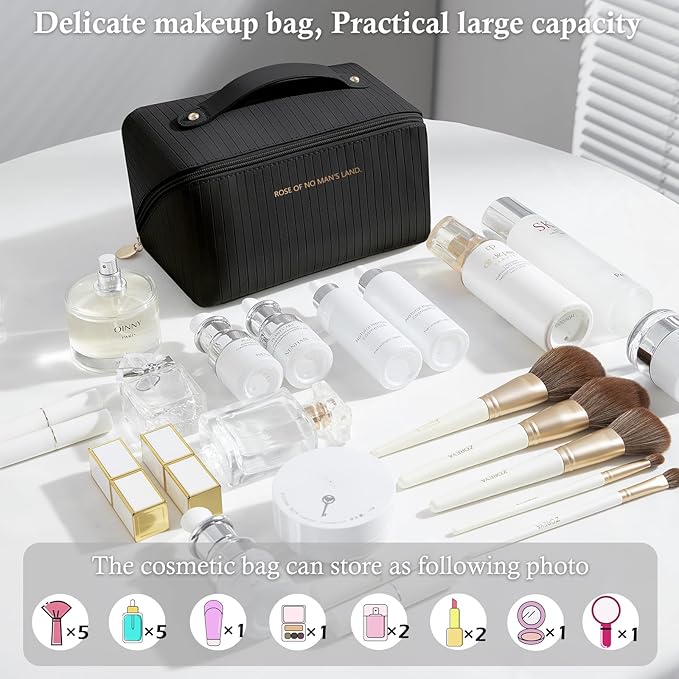 Elegante borsa trucco nera su tavolo bianco, con flaconi cosmetici, pennelli e profumi. Ampia capacità, ideale per organizzare prodotti di bellezza.
