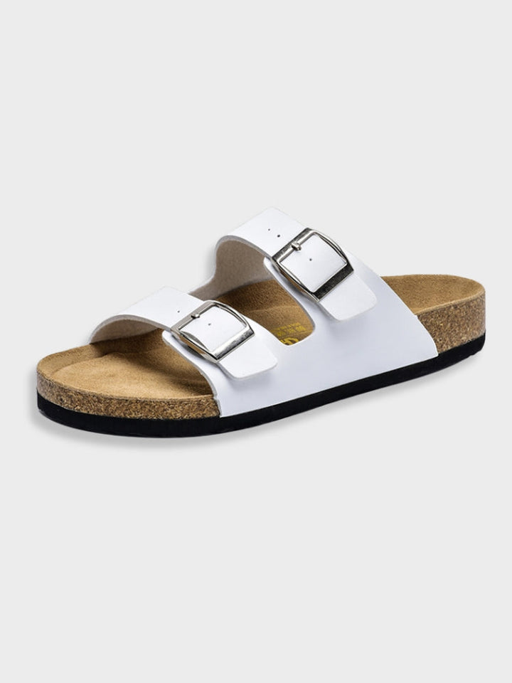 Sandalo bianco con doppia fibbia in metallo, suola in sughero e plantare ergonomico. Calzatura estiva comoda e alla moda per uomo e donna.