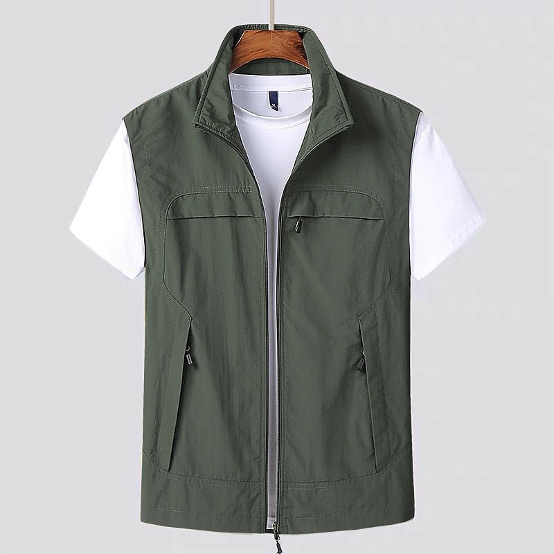 Gilet verde da uomo con zip, tasche multiple, su sfondo grigio. Moda casual, abbigliamento estivo, giacca senza maniche, stile versatile.