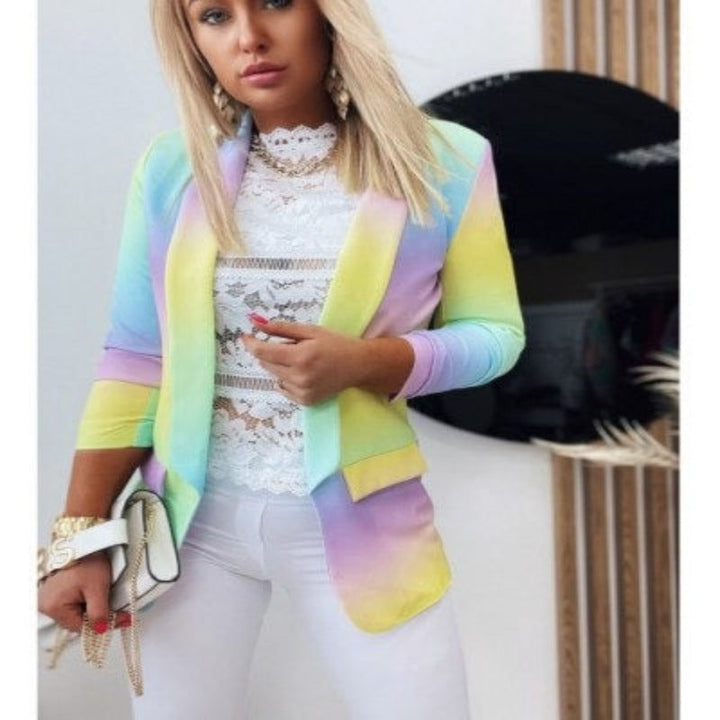 Giacca donna multicolore pastello, indossata su top in pizzo bianco. Moda femminile elegante, abbigliamento casual chic, tendenze 2023.
