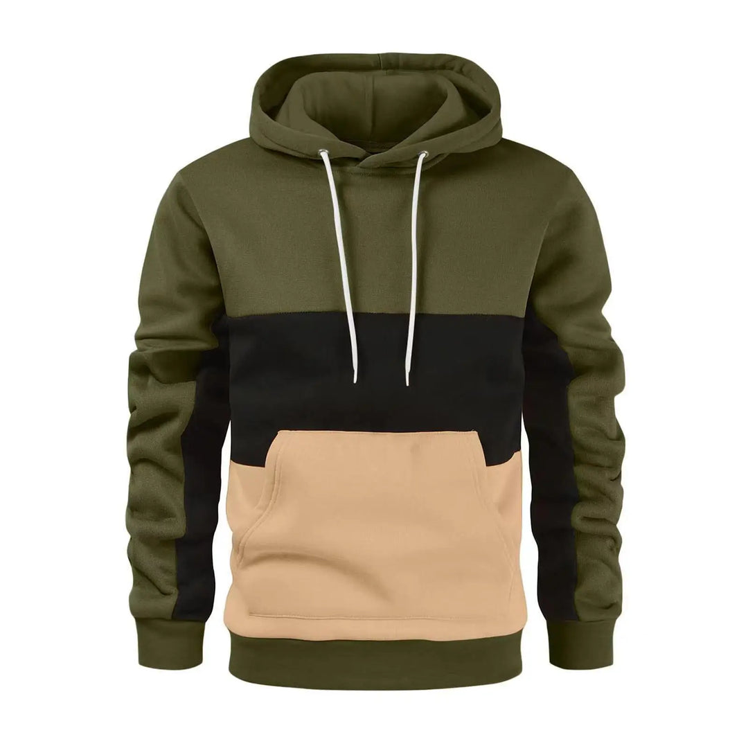 Felpa con cappuccio a blocchi di colore verde, nero e beige, tasca frontale, cordini bianchi. Stile casual, moda uomo, abbigliamento autunnale.